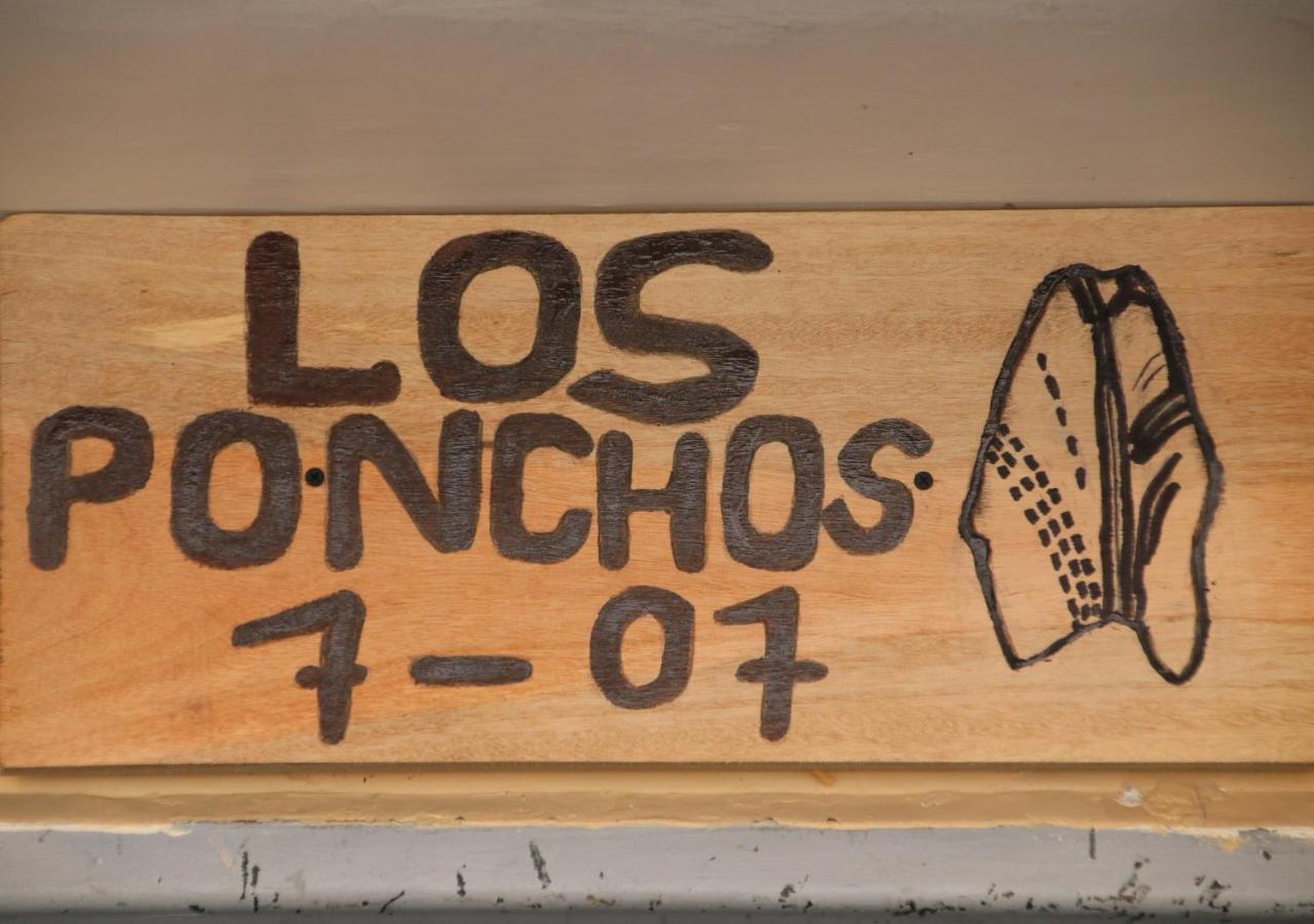 Hospedaje Los Ponchos オタバロ エクステリア 写真